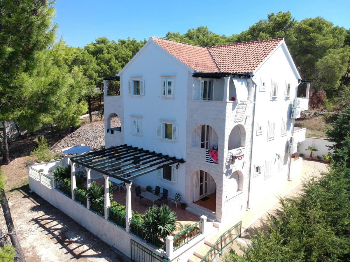 Apartments Villa La Riva - Seafront accommodation Sutivan Esterno foto