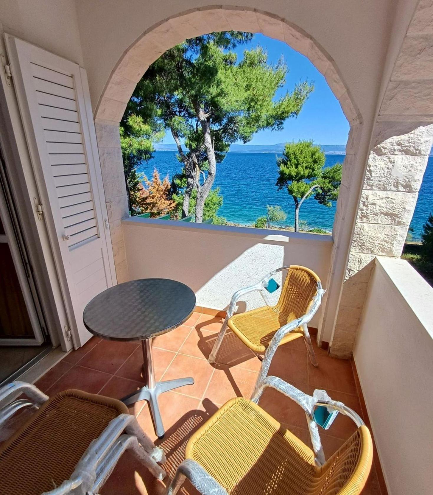 Apartments Villa La Riva - Seafront accommodation Sutivan Esterno foto