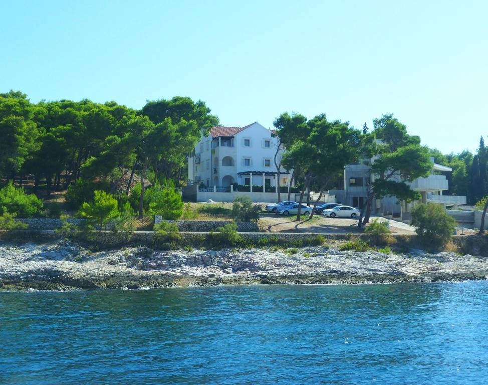 Apartments Villa La Riva - Seafront accommodation Sutivan Esterno foto