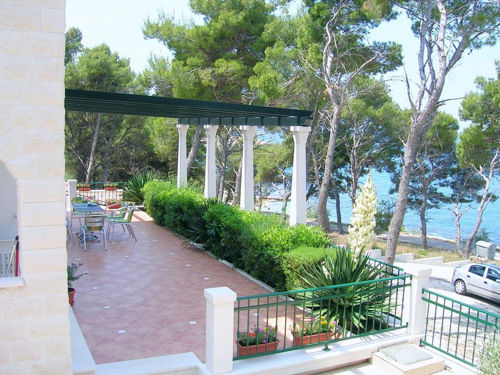 Apartments Villa La Riva - Seafront accommodation Sutivan Esterno foto