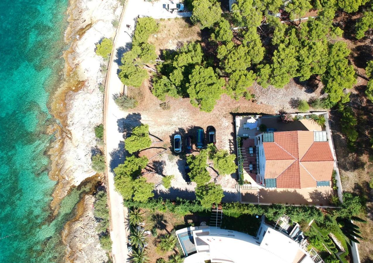 Apartments Villa La Riva - Seafront accommodation Sutivan Esterno foto